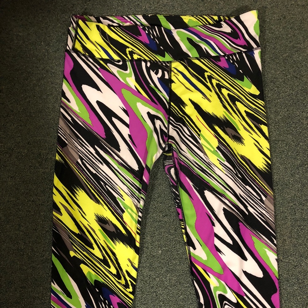 Large Fabletics Capri Leggings